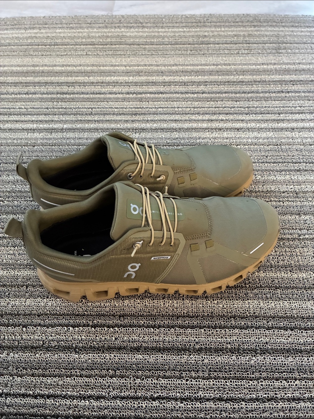 On Running On Cloud 6 Waterproof in Olive/Safari